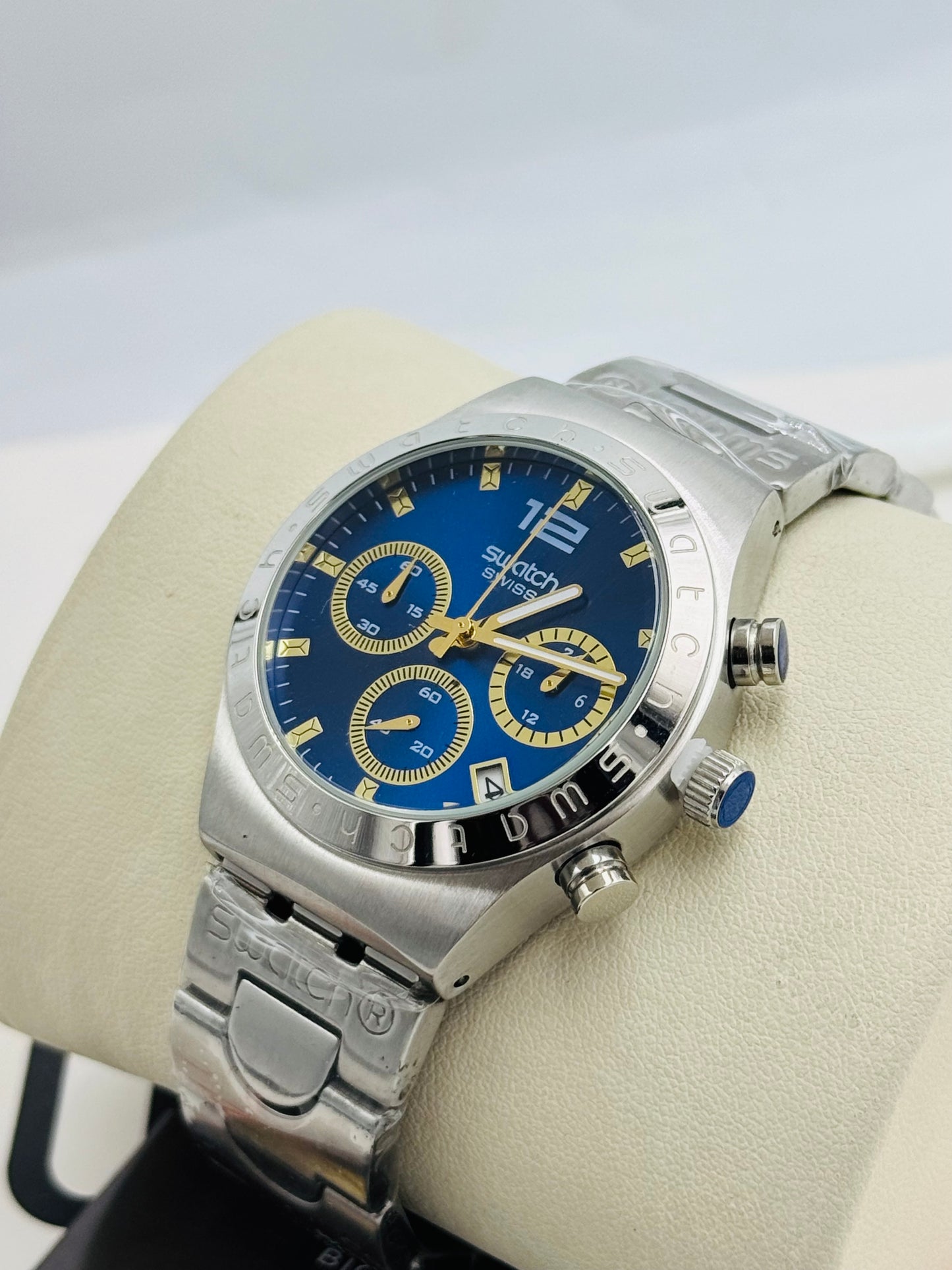 Swatch  originale fond bleu